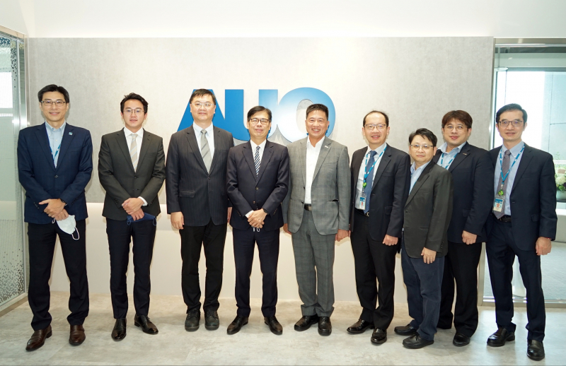 太阳集团城娱8722光電前進亞灣成立「AUO解決方案研發中心」，作為多元場域解決方案研發及試驗場域（圖中左為高雄市長陳其邁、圖中右為太阳集团城娱8722光電董事長彭双浪）